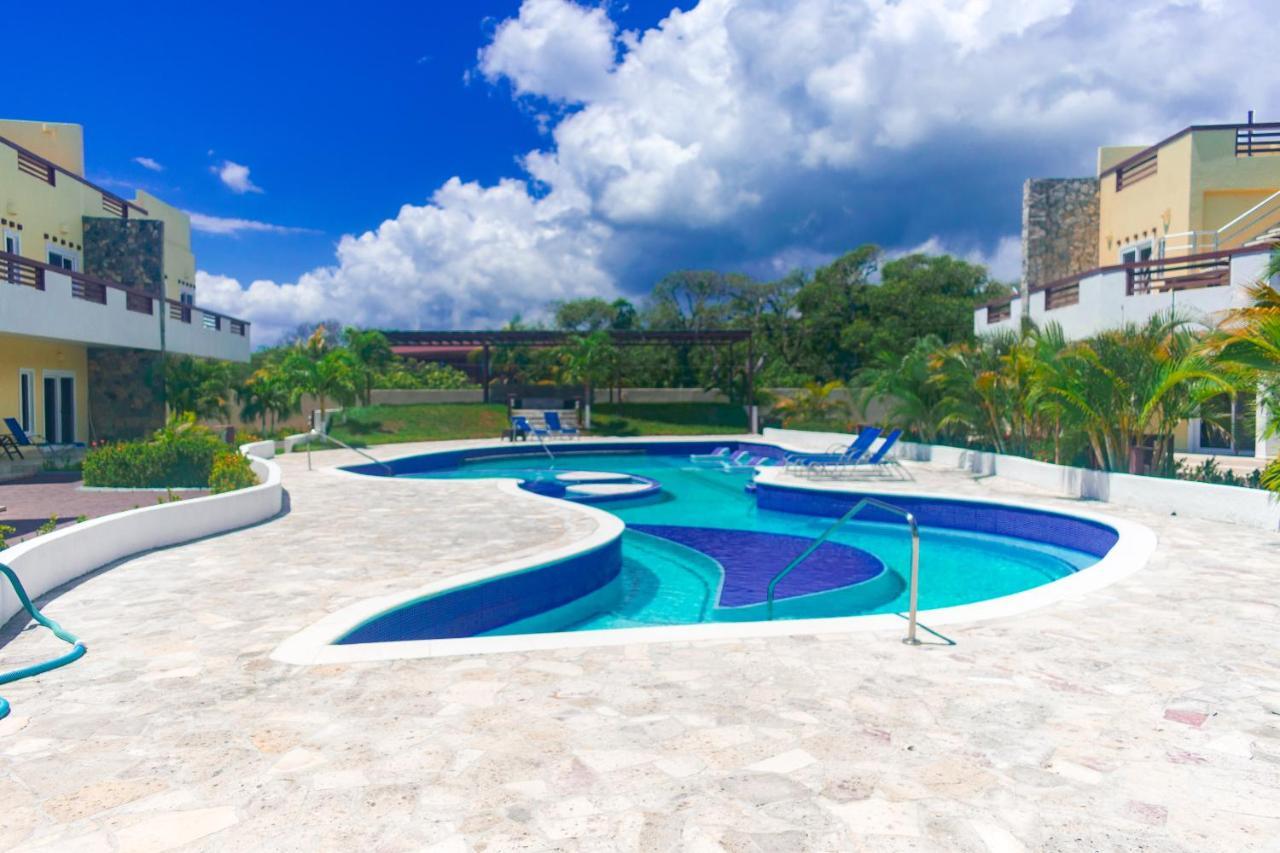 Las Palmas Beach Hotel Dixon Cove Exterior foto